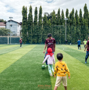 sepakbola bersama anak